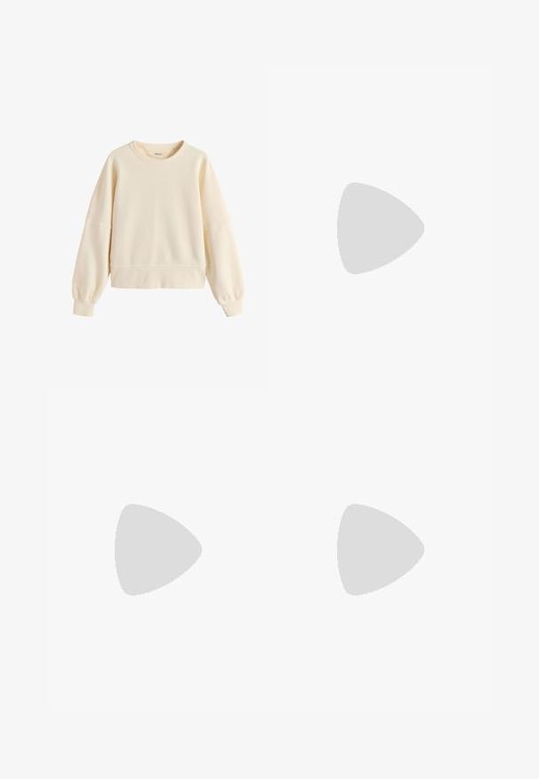 Sweater in roomkleur met ronde hals, lange ballonmouwen en geribde boorden en zoom, eenvoudige casual stijl.; Witte katoenen t-shirt met korte mouwen, ronde hals en een iets losse pasvorm. Eenvoudig ontwerp, zonder patronen of extra accenten.; Lichtblauwe, rechte spijkerbroek van denim. Heeft rafelige scheuren aan de voorkant, een vervaagde textuur en vijf zakken met metalen hardware.; Witte veterschoenen met een bovenwerk van glad leer, een ronde neus en een platte rubberen zool. Minimalistisch ontwerp met een eentonig kleurenschema.