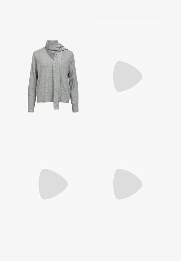 Lichtgrijze trui met lange mouwen, V-hals en een vastgemaakte sjaal die losjes rond de kraag is gedrapeerd.; Zwarte high-waisted wide-leg jeans met voor- en muntzakken, knoopsluiting en riemlussen.; Zwarte suède sneaker met witte drie strepen, gouden logo en een bruine rubberen zool. Heeft een laag profiel vetersluiting ontwerp.; Zwarte leren tote bag met een gladde textuur, een zachte ronde bovenkant en brede handvatten. Kenmerkt zich door minimale stiksels en een slungelige silhouet.