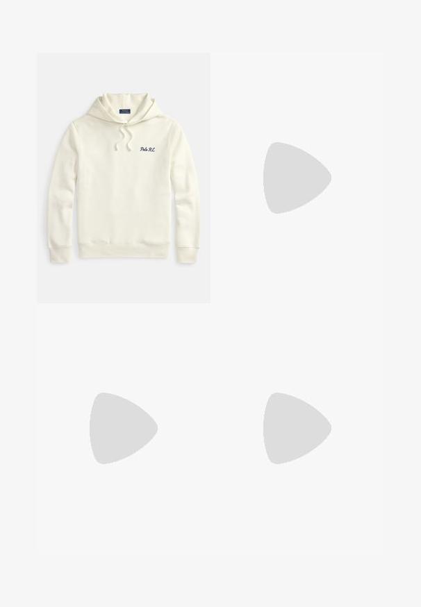 Off-white hættetrøje med snoretræk i hætten, ribstrikkede manchetter og kant, med en lille marineblå "Polo RL"-brodering på venstre bryst.; Hvid polo t-shirt med korte ærmer, krave, to-knaps lukning og lille mørkeblå logo på venstre bryst.; Off-white afslappede bukser med elastisk talje og snor, lige ben og sidelommer mod en ensfarvet baggrund.; Hvid lavt sneaker med brun sål, sort hælpatch, broderet logo med en polospiller og hvide snørebånd.