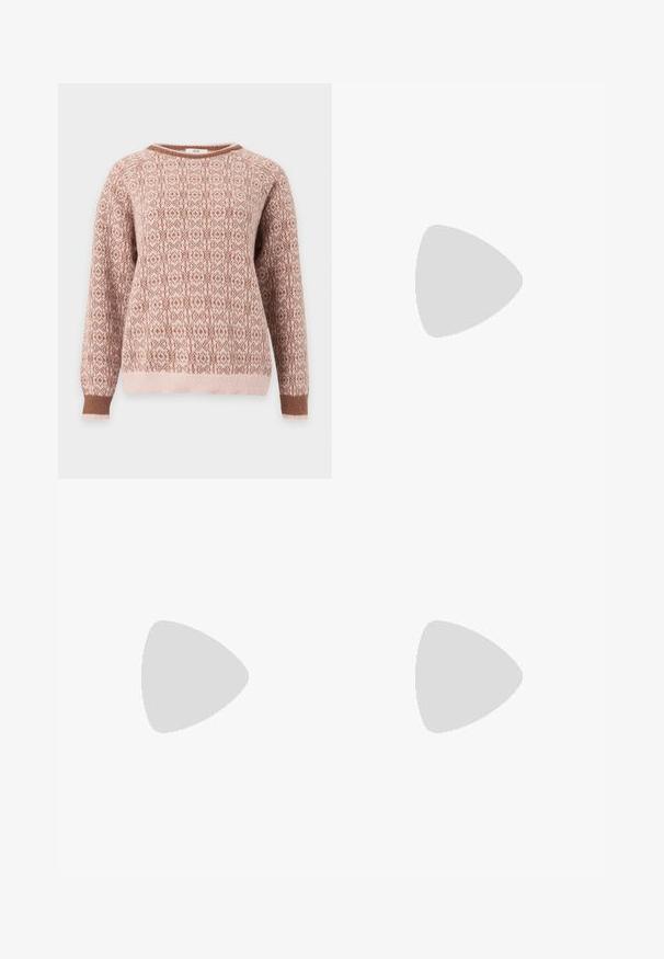 Pull en tricot à manches longues avec motif géométrique rose clair et marron, col rond et poignets marron, présenté sur fond blanc.; Jean en denim bleu clair taille haute avec jambes larges évasées et poches avant incurvées, présenté sur un fond blanc.; Ballerine en cuir verni marron avec un bout carré et une lanière ornée d'une petite boucle dorée. Texture lisse, talon bas et design minimaliste.; Sac à main en cuir verni marron de forme rectangulaire, avec deux longues poignées et des accents courbés subtils à l'avant.