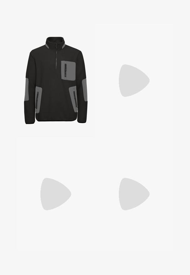 Pulóver de forro polar negro con cuello de media cremallera, acentos grises y múltiples bolsillos con cremallera en la parte frontal y los laterales. Textura suave.; Pantalones cargo negros hechos de tejido tejido. Cuenta con una cinturilla ajustable, bolsillos laterales y dos bolsillos de utilidad con cremalleras.; Zapatilla deportiva negra con cordones blancos y una superficie texturizada, que presenta una suela azul en contraste y un diseño minimalista, en ángulo para mostrar el perfil lateral.; Bolso bandolera negro con diseño texturizado de patrón cuadriculado, correa ajustable y bolsillo con cremallera con detalles de herrajes plateados.