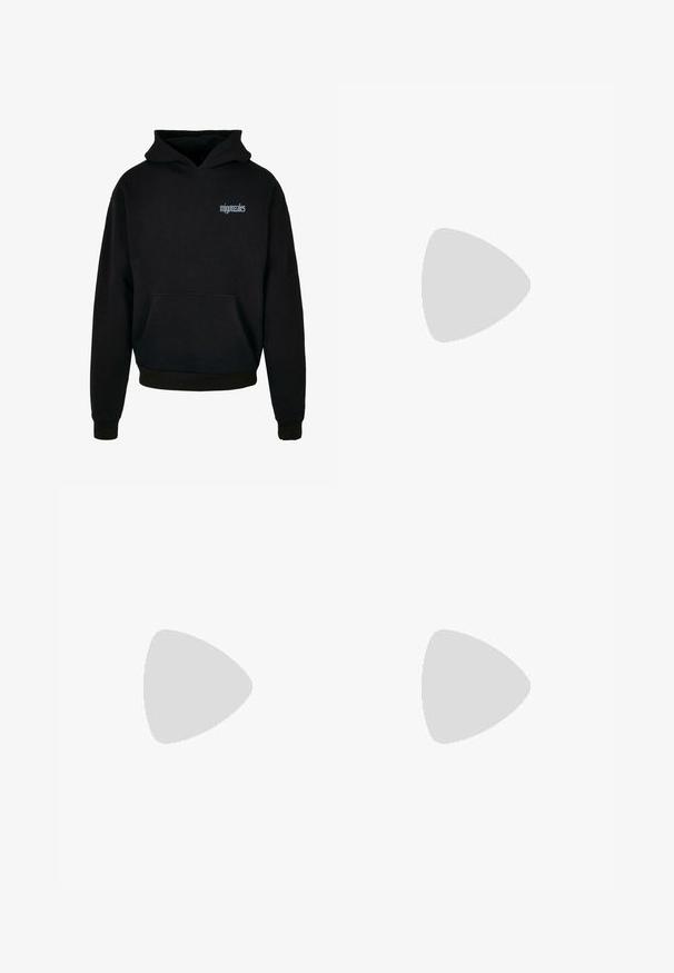 Sudadera negra hecha de tejido entrelazado con un bolsillo frontal. Presenta una capucha con cordón y un logo bordado "mjgonzales" en azul claro.; Pantalones cargo en verde olivo. Fabricados en algodón, con múltiples bolsillos laterales, corte recto y detalles de costura visibles.; Zapatilla deportiva negra y gruesa con diseño texturizado, suela gruesa y cierre de cordones mostrada sobre un fondo neutro y sencillo.; Bolso negro de bandolera con cordones elásticos blancos, herrajes plateados y texto "KARL LAGERFELD JEANS" en blanco en el frente, con una correa ancha negra.