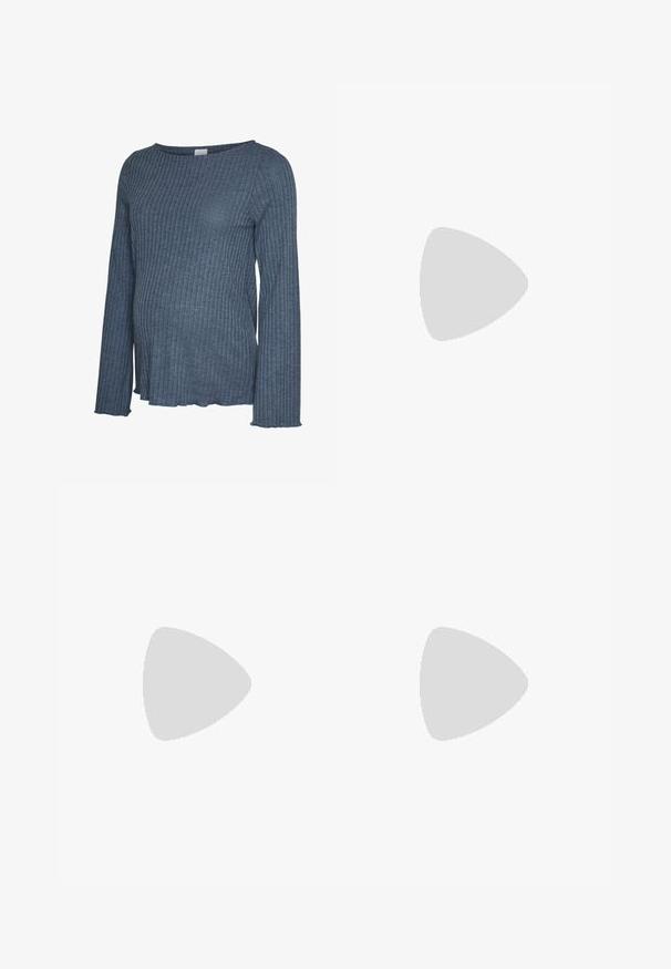 Blauw geribd zwangerschaps topje met lange mouwen, ronde hals en licht uitlopende manchetten, ontworpen om te passen bij een babybuik.; Zwarte geribde midi-jurk met een aansluitende silhouet, voorzien van verticale lijnen voor textuur. Gemaakt van een rekbare stof voor comfort.; Zwarte leren enkelboot, spitse neus, gladde textuur, middenhoge blokhak, minimalistisch ontwerp en gestikte afwerking langs de kraag.; Zwarte leren schoudertas met gespsluiting aan de riem, afgeronde hoeken en contrasterende witte stiksels op een effen achtergrond.