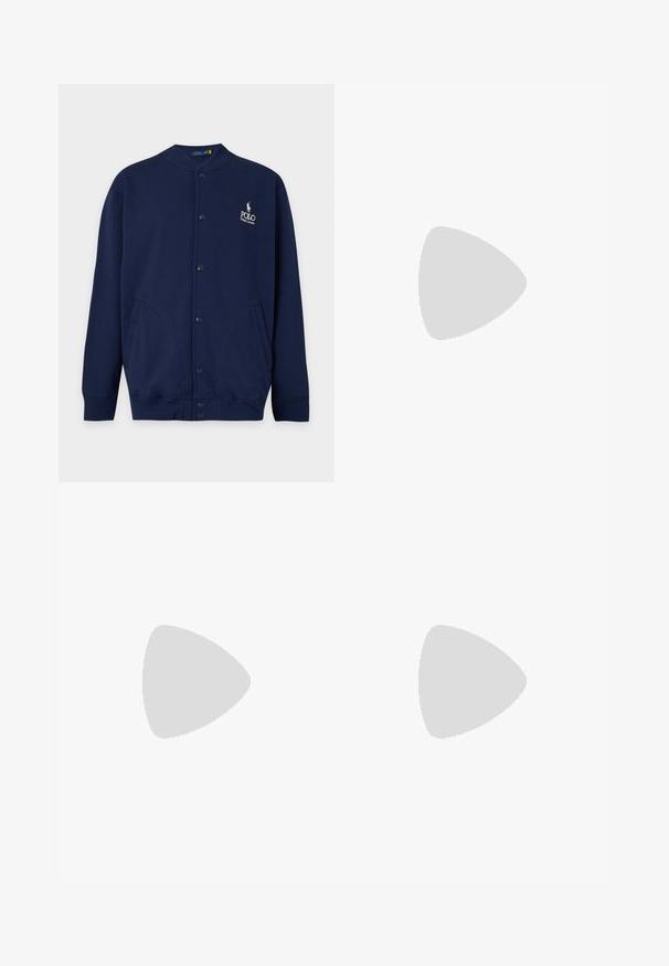 Marineblå knappet cardigan med ribbestrikkede mansjetter og kant, med Polo Ralph Lauren-logo brodert i hvitt på venstre bryst.; Marineblå kortermet poloskjorte med krage, tre knapper og liten brodert bjørn med rød hatt og skjerf på venstre bryst.; Lyseblå herre skreddersydde shorts med beltehemper, knappelukking og synlige frontlommer sett forfra.; Hvit lavtopp sneaker med brun såle, blå hælklakk, lisser og gyllent Polo Ralph Lauren-logo på siden.