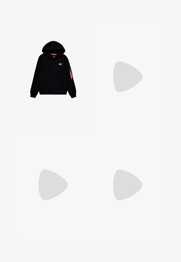 Schwarzer Hoodie mit einer vorderen Tasche, einer Kapuze mit Kordelzug und weißem Logo auf der Brust. Verfügt über eine seitliche Tasche mit Reißverschluss und einem roten Etikett.; Schwarzes Baumwoll-T-Shirt mit kurzen Ärmeln, rundem Ausschnitt und rographic "NEW ERA" auf der linken Brust. Einfaches, lockeres Design.; Schwarze Jeans aus Denim mit lockerem Schnitt, ausgestattet mit einem normalen Bund, einem Fünf-Taschen-Design und Kontrastnähten entlang der Nähte.; Schwarzer athletischer Sneaker mit strukturiertem Stoff, dicker gepolsterter Sohle, Luftauslässen und Schnürverschluss, von der Seite auf hellem Hintergrund gezeigt.