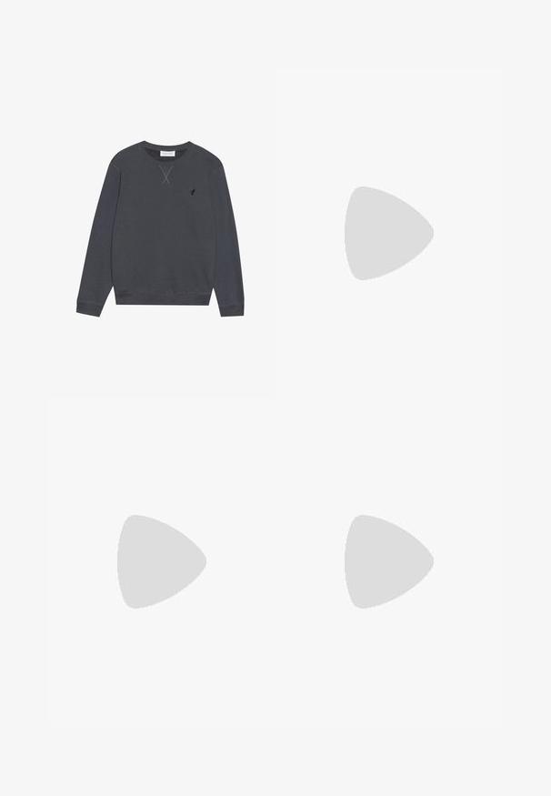 Tummanharmaa collegepaita, puuvillamateriaali, pyöreä kaula-aukko, pitkät hihat, kauluksessa X-ommeltu yksityiskohta, pieni logo vasemmassa rinnassa.; TOM TAILOR Printtipaita - light metal blue; Vaaleansiniset farkut keskitason vyötäröllä, napin ja vetoketjun suljenta, etutaskut ja hieman liehuvat lahkeet.; Musta nahkakenkä, jossa on kiiltävä pinta, pyöreä kärki, nauhakiinnitys, kontrastiväriset saumat ja paksu kumipohja, jossa on profiilikuviot.