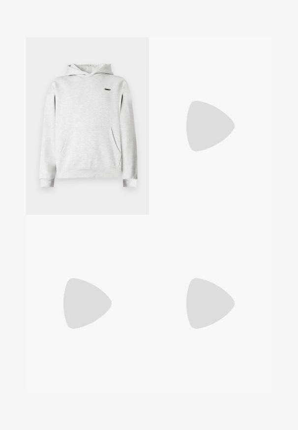 Sudadera gris con capucha que presenta un bolsillo tipo canguro, puños acanalados y un pequeño logo negro en la parte superior izquierda del pecho. Tejido de algodón mezclado.; Camiseta de manga corta gris claro, confeccionada en una tela suave, con cuello redondo y un corte ligeramente relajado. Sin patrones ni gráficos visibles.; Vaqueros de mezclilla azul claro de pierna recta con cierre frontal de botón y cremallera, trabillas para cinturón y bolsillos delanteros inclinados.; Zapato negro con parte superior de cuero, acentos de textil, cordones redondos y suela de goma texturizada. Presenta costura de mocasín y detalle de marca.