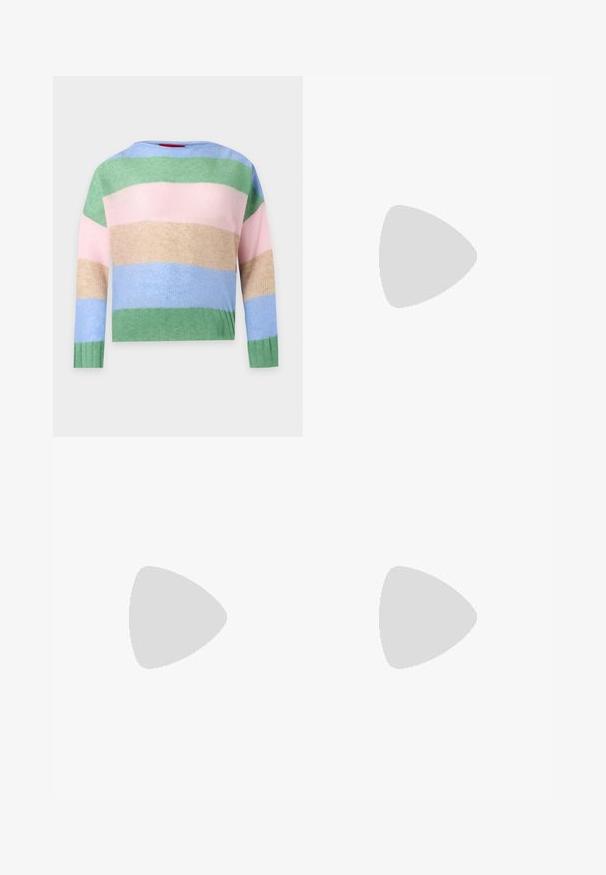 Strikket trøje med lange ærmer og vandrette striber i grøn, pink, beige og blå på en lys grå baggrund.; Bredde ben, mørkeblå denimbukser med høj talje, der har en frontlukning med knap og sidelommer. Blød tekstur med minimal detaljering.; Kremfarvet sandal med lave hæle, bindebånd om anklen og en bred snoet rem over tæerne på en ensartet hvid baggrund.; Grøn skuldertaske i læder med en buet form, der har en lås i guldton og justerbar rem. Glat tekstur med prægning af logo.