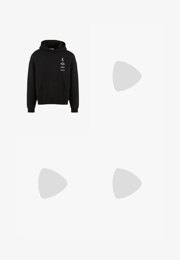 Schwarzer Kapuzenpullover mit einer Fronttasche, Kapuze mit Kordelzug und bedruckten Logos auf der Brust. Das Material wirkt weich und strukturiert.; Schwarzes Baumwoll-T-Shirt mit einem roten kreisförmigen Grafikdesign, das weißen Graffiti-ähnlichen Text und ein Kronenmotiv zeigt, mit der Aufschrift "Bisesklappt Records".; Hellgrüne, locker sitzende Cargo-Hosen mit einem Kordelzugbund, Seitentaschen und weitem Bein. Hergestellt aus leichtem Stoff mit einer zerknitterten Textur.; Weißer Nike Air Force 1 Sneaker, der über einer strukturierten Betonoberfläche schwebt, mit Steinstufen im Hintergrund.