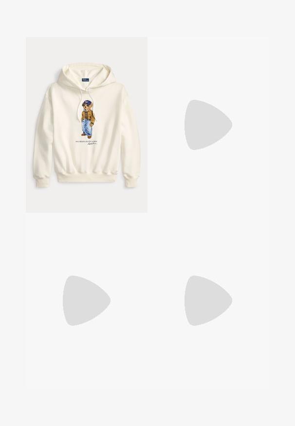Biela mikina s kapucňou s grafikou medveďa Polo, ktorý má na sebe hnedú bundu, modré rifle a modrú čiapku, s textom "Polo Bear by Ralph Lauren" pod tým.; Olivovo zelené tričko s grafikou medveďa, ktorý má na sebe slnečné okuliare, čiapku, hnedú bundu a modré džínsy, s nápisom Polo Bear od Ralph Lauren.; Námornícky modré tepláky s bielym šnúrkou v páse a elastickými lemami, s malým červeným logom vyšívaným pri ľavej vrecku.; Hnedý semišový teniska s bielymi akcentmi, bielymi šnúrkami a značkou "Polo" na boku a päte, zobrazujúca vonkajší profil.