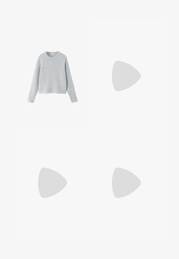 Pull en maille gris clair duveteux avec manches longues et col rond, posé à plat sur un fond blanc.; Pantalons de jogging gris clair en tissu doux, dotés d'une taille élastique, d'un cordon de serrage et de poignets élastiques, avec des poches latérales.; Bottines en suede marron, à bout rond, avec une doublure douce et une semelle en caoutchouc, présentant des détails de couture visibles le long des coutures.; Sac à main noir froncé avec une poignée froncée, posé sur une sphère en pierre texturée devant un mur en béton beige.