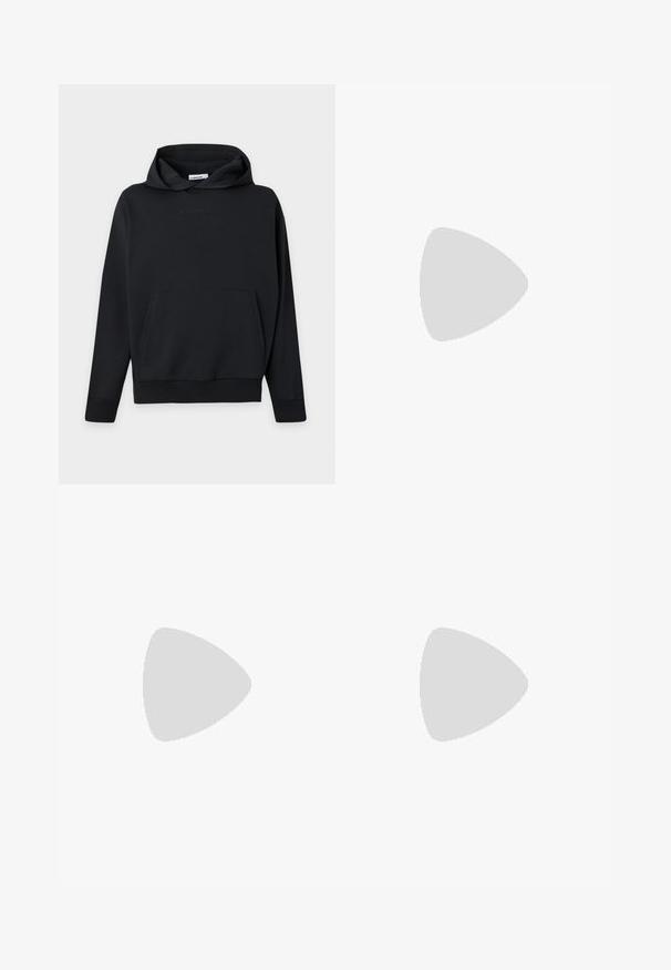 Sweat à capuche noir à manches longues avec poche kangourou devant et logo subtil J.LINDEBERG sur la poitrine, présenté sur un fond uni gris clair.; T-shirt blanc à manches courtes avec col rond et petit logo noir brodé sur la poitrine gauche, "Paul Smith", sur fond uni.; Pantalon bleu marine léger avec une ceinture élastique et des jambes droites. Texture lisse sans motifs ni accents visibles.; Baskets basses blanches avec un onglet de talon gris, des lacets blancs et une semelle texturée, présentées sur un fond uni clair.