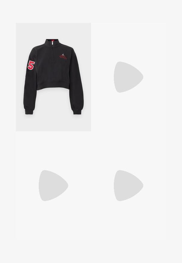 Zwarte cropped sweater met halve rits, rood nummer "5" op de rechtermouw en rode geborduurde tekst op de linkerborst.; Zwarte lange mouwen cropped sporttop met witte gebogen schouderstrepen en klein wit Nike swoosh-logo in het midden van de borst.; Zwarte Nike sportshorts met elastische tailleband en klein wit Swoosh-logo op de rechterdij, weergegeven tegen een effen achtergrond.; Zwarte en grijze sportieve schoen met een rode dempende zool, zwarte veters en een swoosh-logo, rustend op een metalen rasteroppervlak.