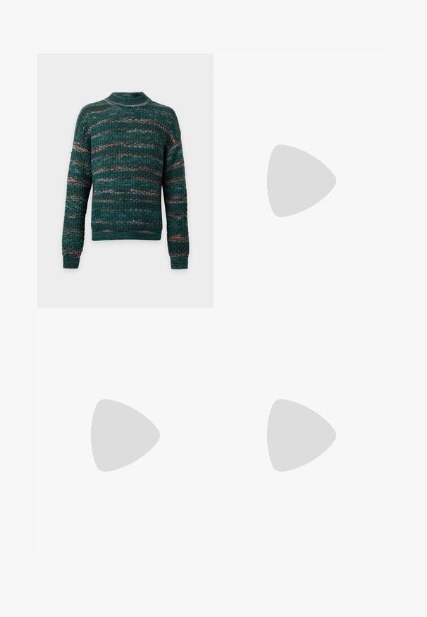 Pull en maille texturée verte à manches longues avec des motifs horizontaux multicolores, présenté sur fond gris clair uni.; Chemise bleu clair à manches longues, boutonnée, avec col et petite pièce brodée beige sur la poitrine, présentée sur un fond uni.; Pantalon droit marron avec un motif de griffonnages et de texte manuscrit en rouge foncé sur tout le tissu.; Loafer avec des panneaux en suède beige, rose clair et marron, accent en boucle en métal doré et semelle épaisse en caoutchouc noir avec un motif de crans.