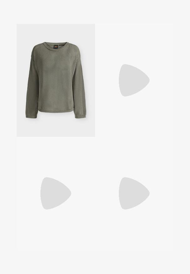 Pull tricoté vert olive à manches longues avec un col rond et un motif en maille texturée, présenté sur fond blanc uni.; Pantalon ample vert olive avec taille élastique et tissu lisse, montré à plat sur fond blanc.; Bateau en cuir noir avec un bout arrondi, des détails de couture, un petit accent en nœud et une semelle en caoutchouc. Texture lisse et design épuré.; Sac à main en cuir noir avec accents dorés, double bandoulière et logo "HUGO" à l'avant, sur un fond blanc uni.