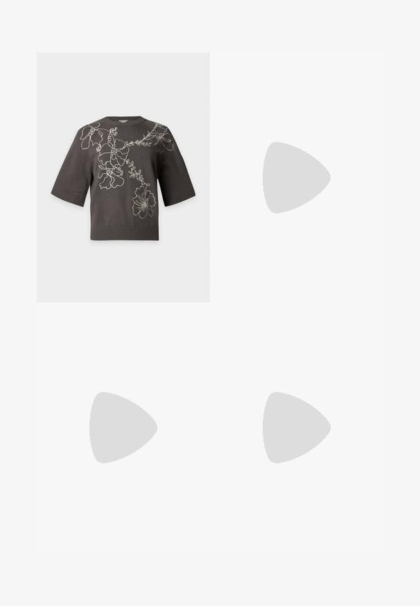 Jersey de manga corta gris oscuro con bordado de líneas florales blancas en la parte delantera y en las mangas superiores, con escote redondo.; Minifalda de mezclilla en negro con un patrón de estrellas desvanecido. Presenta una cintura alta, cinco bolsillos y costuras en contraste. Cierre clásico de botón.; Botas de cuero gris hasta la pantorrilla con un diseño holgado, punta afilada y tacón apilado. Detalle de costura notable en la zona de los dedos.; Pendientes de aro plateados con un diseño minimalista. Forma circular, textura suave y perfil delgado. Livianos con un acabado pulido.