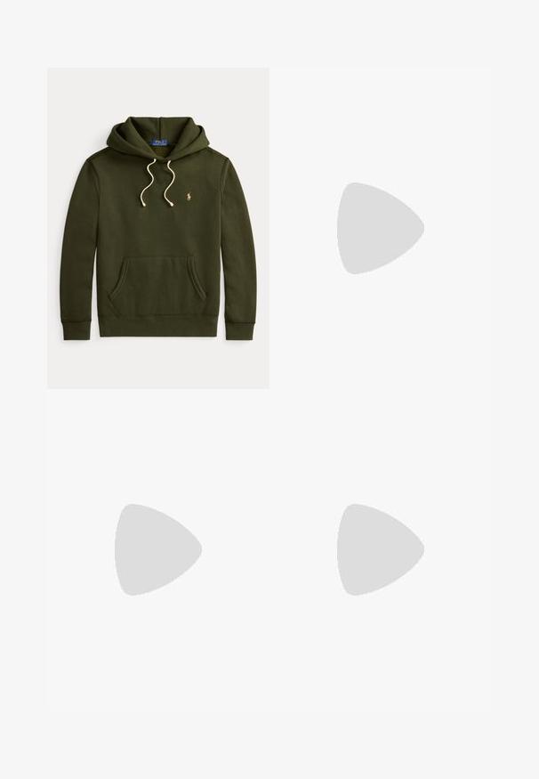 Tmavozelená mikina s kapucňou a predným vreckom, krémové šnúrky a malé zlaté vyšívané logo Polo Ralph Lauren na ľavej strane hrudníka.; Biela krátky rukáv Polo Ralph Lauren košeľa s golierom, zapínaním na dva gombíky a malým tmavomodrým vyšívaným logom koňa na ľavej strane hrudníka.; Béžové rovné bavlnené nohavice s prednými vreckami, pútkami na opasok, zapínaním na gombík a zipsom, zobrazené položené na bielom pozadí.; Čierna nízka teniska s čiernymi šnúrkami, bielym vnútorným lemom a bielym logom Polo Ralph Lauren na boku a päte.
