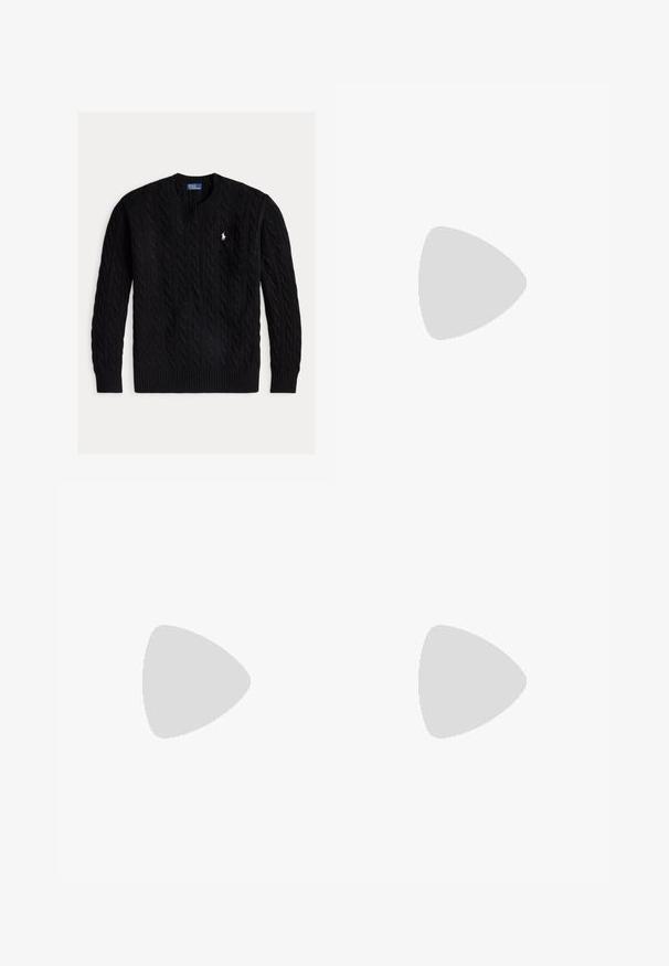 Čierny sveter s okrúhlym výstrihom, dlhými rukávmi a malým bielym logom Polo Ralph Lauren na hrudi.; Džínsy s vysokým pásom, rovného strihu, modrej farby, s prednými vreckami, pútkom na opasok a zapínaním na gombík, s jemným ochranou.; Dámska spoločenská topánka z čierneho semiša s nízkym blokovým podpätkom, špicatou špičkou a béžovou vnútornou podšívkou na bielom pozadí.; Žena v čiernych šatách drží čiernu koženú kabelku v tvare polmesiaca so zlatým reťazcom a popruhom cez plece.