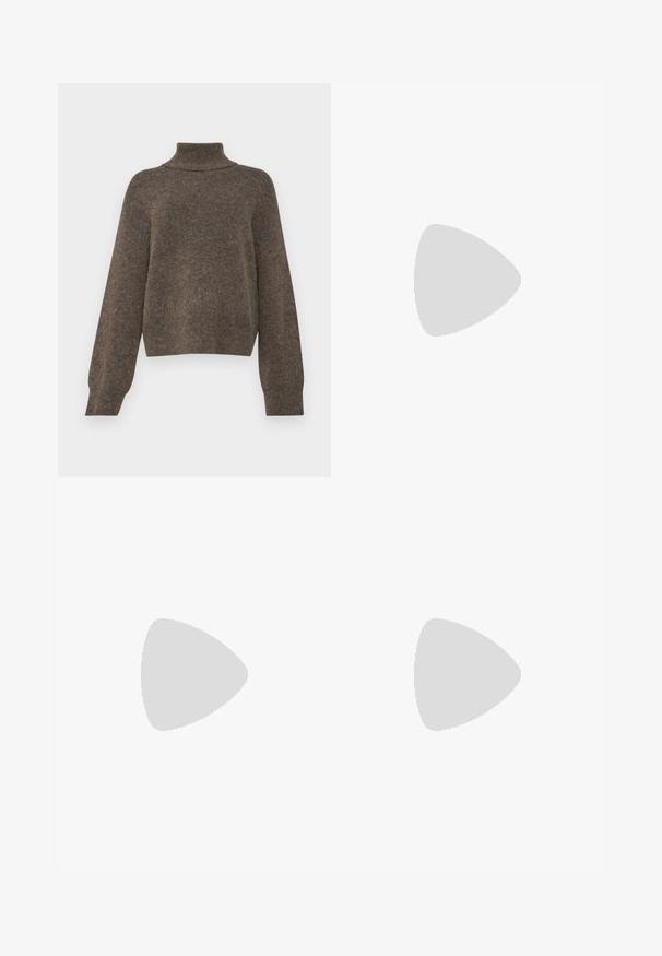 Brauner, gestrickter Pullover mit hohem Kragen und lockerer Passform. Hat lange Ärmel und einen weichen, strukturierten Stoff.; Brauner A-Linien-Midirock mit hoher Taille, elastischem Rückenteil, seitlicher Knopfleiste und Wickeldetail an der Vorderseite.; Schwarzer Lederknöchelstiefel mit quadrater Spitze und Blockabsatz. Das Design zeichnet sich durch eine glatte Textur und minimale Nähte aus.; Burgunderfarbene, glänzende tote Bag aus veganem Leder mit einer weichen, skulpturalen Form und einem breiten, geschwungenen Henkel für einfaches Tragen.