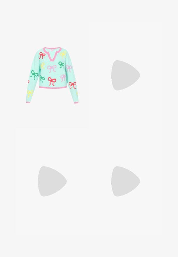 Helles blauen Pullover mit V-Ausschnitt, verziert mit mehrfarbigen Schleifenmustern in Pink, Grün, Gelb und Rot. Weiche Textur und kürzer geschnittenes Design.; Rippstrick Minirock in verlaufenden Blau- und Lilatönen, mit körpernaher Silhouette und einem bequemen elastischen Bund.; Helleblaue Denim-Heels mit quadratischer Zehenpartie, breitem Riemen mit geprägtem Design und einem klobigen Blockabsatz. Glatte Textur über die gesamte Oberfläche.; Runde pinke Handtasche mit einem weißen und pinken Hundegesicht, das eine glitzernde Schleife und herzförmige Brille trägt, einem oberen Griff und einem seitlichen Quasten-Reißverschlusszug.