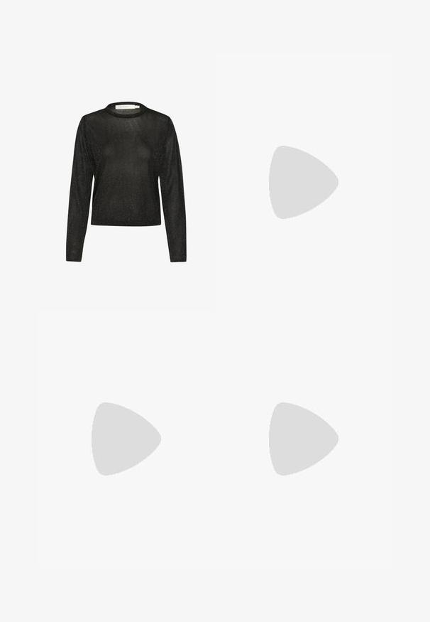 Zwarte langermige top van transparante, glinsterende stof met een ronde halslijn en een cropped ontwerp. Kenmerkt een minimalistische stijl.; Zwarte broek met een rechte, uitlopende snit. Heeft een platte voorkant met twee zijzakken en een elastische tailleband. Soepele stofstructuur.; Zwarte leren hoge hak schoen met een spitse neus en een slanke, gebogen hak. Kenmerkt zich door een gladde textuur en een minimalistisch ontwerp.; Zwarte handtas van glad materiaal, met een gebogen vorm, een gouden kettingband en gouden logodetails. Ritssluiting aan de bovenkant.