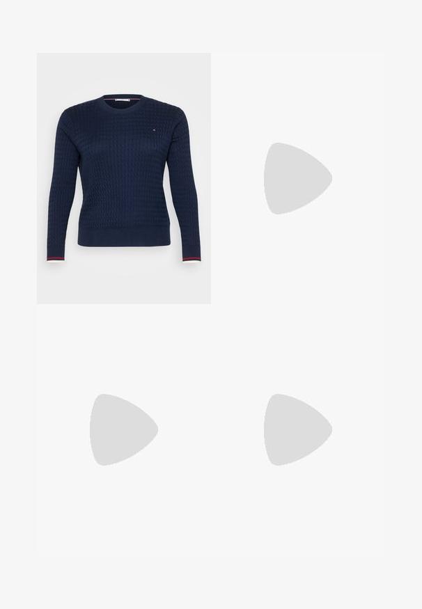 Marineblau gestrickter Pullover mit strukturiertem Muster, Rundhalsausschnitt und langen Ärmeln. Verfügt über kontrastierende gestreifte Bündchen und ein kleines Logo-Detail.; Dunkelblaues Hemd mit Knöpfen, spitzem Kragen, langen Ärmeln und einem weißen gestickten Logo auf der linken Brust. Glatte Textur.; Dunkelblaue Denim-Jeans im geraden Schnitt, mit Fünf-Taschen-Design, sichtbaren Nähten und einem Metallknopfverschluss am Bund.; Nike Sportswear AIR FORCE 1 - Sneaker low - white/hyper royal/black