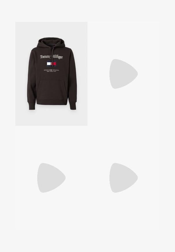 Brun hættebluse lavet af bomuld. Har en frontlomme, broderet logo og et trikolor-emblem med røde, hvide og blå detaljer.; Mørkeblå denim skjorte med lange ærmer, med knapper foran, to brystlommer med klapper og en spids krave.; Lys blå denim jeans med lige ben-design, der har en falmet vask, standard fem-lomme styling og en klassisk knaplukning.; Sorte Chelsea-støvler i læder med tekstureret overflade, elastiske sidepaneler og trækflapper; kraftig gummisål med slidmønster.