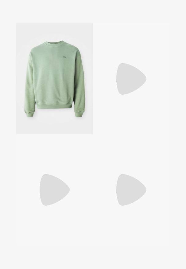 Svetlozelený crewneck sveter s dlhými rukávmi a malým vyšitým logom krokodíla na ľavej hrudi.; Biely bavlnený tričko s krátkymi rukávmi, s zeleným logom "DICKIES ON THE ROAD AGAIN" na ľavej hrudi. Štandardný dizajn s okrúhlym výstrihom.; Neon zelené ľahké nohavice s elastickým pásom, s jemne zvrásnenou textúrou a naťahovacími manžetami na členkoch.; Biela teniska typu slip-on s textúrovanou podrážkou a zlatým logom "Lacoste" na boku, vystavená na neutrálnom pozadí.