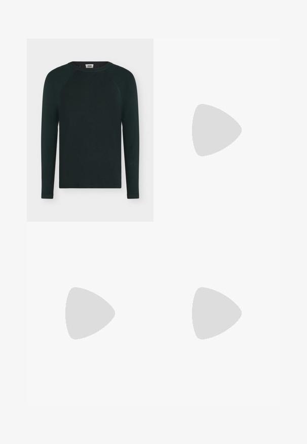 Pull à manches longues en maille côtelée vert foncé avec col rond et manches raglan, présenté sur fond blanc.; Chemise blanche à manches longues en coton. Elle présente un col pointu, une patte de boutonnage à l'avant et un logo subtil brodé sur la poitrine.; Pantalon noir slim avec passants pour ceinture, poches avant et fermeture éclair à l'avant, présenté sur un fond blanc uni.; Mocassin en cuir noir avec une finition brillante, bout arrondi, détails de couture subtils et semelle en caoutchouc épaisse pour la durabilité.
