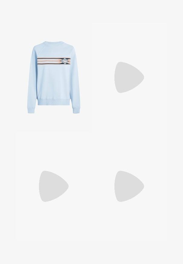 Lichtblauwe trui met een ronde hals, met een horizontaal ontwerp met oranje en zwarte strepen en een diamantlogo in het midden.; Witte T-shirt met korte mouwen en een ronde hals met zwarte tekst "TAKE IT EASY" op de linker bovenborst.; Lichtblauwe denim shorts met een rechte snit, gefringeerde zoom en voorzakken. Heeft een metalen knoop en riemlussen.; Witte leren sneaker met grijze accenten, ronde neus, textuur op het oppervlak, gewatteerde kraag en contrasterend zwart swoosh-logo. Luchtkussen zool.