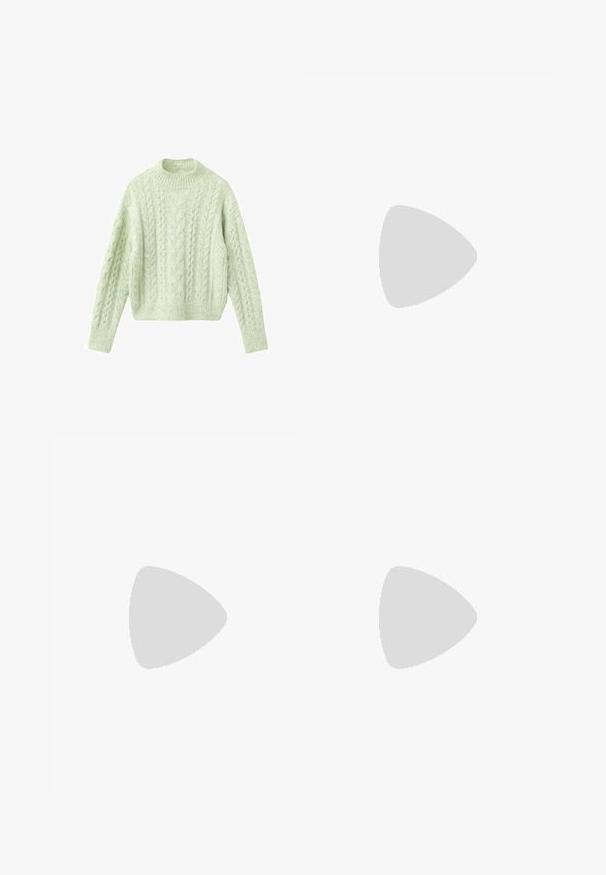 Lysegrøn strikket sweater med kabelmønstre, rund halsudskæring og lange ærmer. Blød tekstur med en afslappet, kort pasform.; Mørke denim flare jeans med høj talje, kontrastsyede sømme, knaplukning og fire lommer. Buksebenene bliver bredere ved kanten.; Brune ruskinds ankelstøvler med rund tå, hvid dekorativ syning og en tan gummisål med et zigzag-mønster.; Brun håndtaske i krokodilleskind prægning med en enkelt rem og guldfarvet hardware, vist mod en hvid baggrund.
