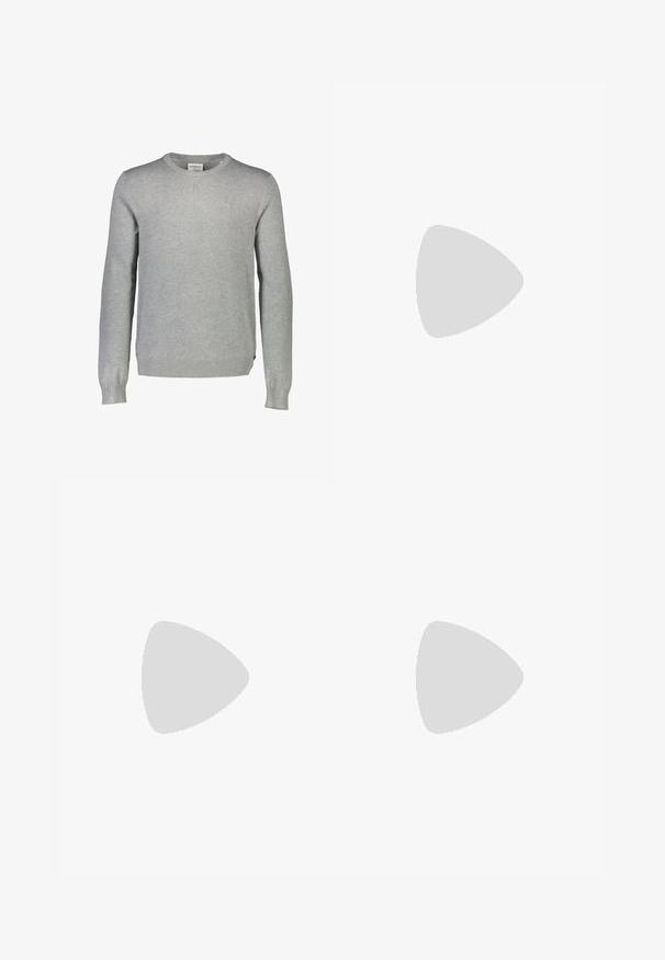 Grauer Pullover aus weichem Stoff mit Rundhalsausschnitt, langen Ärmeln, gerippten Bündchen und einem dezenten Logo auf der Brust.; Marineblaue Baumwoll-T-Shirt mit Rundhalsausschnitt, kurzen Ärmeln und geradem Saum. Verfügt über ein dezentes Markenetikett an der Seitennaht.; Schwarze Jogginghose aus weichem Stoff, mit elastischem Bund, Kordelzug und schmal zulaufenden Beinabschlüssen.; Hellgraue Wildledersneaker mit einer weißen Gummisohle, runden Schnürsenkeln und minimalistischer Gestaltung, kombiniert mit schwarzen Hosen.