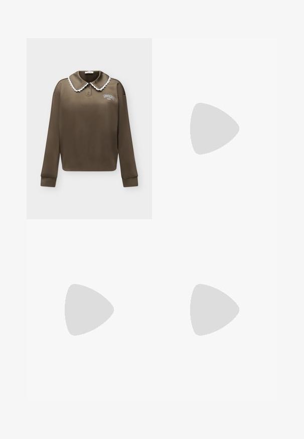 Polo marron à manches longues avec bordure en dentelle blanche sur le col et petit texte blanc sur la poitrine gauche indiquant « "MODSTRÖM" ».; Pantalon ample couleur blanc cassé avec passants de ceinture, bouton à l'avant, fermeture éclair et poches latérales, présenté sur un fond clair uni.; Chaussure plate Mary Jane en daim marron avec un bout pointu et une petite bride à boucle dorée sur fond blanc.; Sac d'épaule en cuir marron foncé en forme de croissant avec une lanière courbée et des coutures visibles sur fond uni.