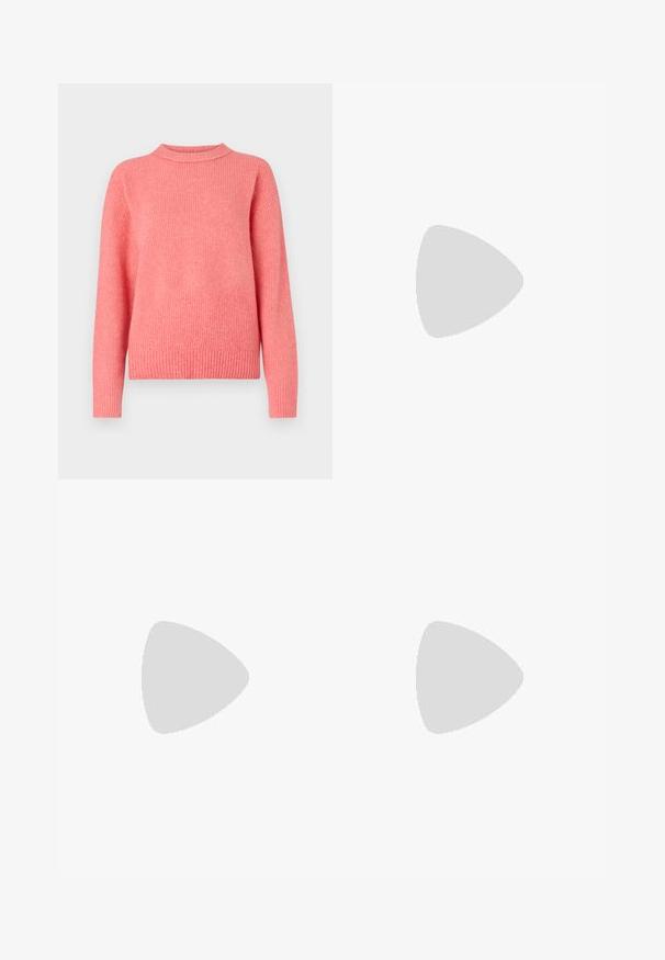 American Eagle CLASSIC CREW SHAKER - Trui - coral; Lichtroze chinos van katoen met rechte pijpen, voorzien van een voorste knoopsluiting, riemlussen en opgerolde mouwen. Soepele textuur.; Zwarte laarzen van gepatenteerd leer met een puntige neus, een lage vierkante hak en een kleine metalen gespdetail op de band. Gladde textuur.; Kleine zwarte glanzende handtas met twee lange hengsels en zijkant trekkoord details op een effen lichte achtergrond.