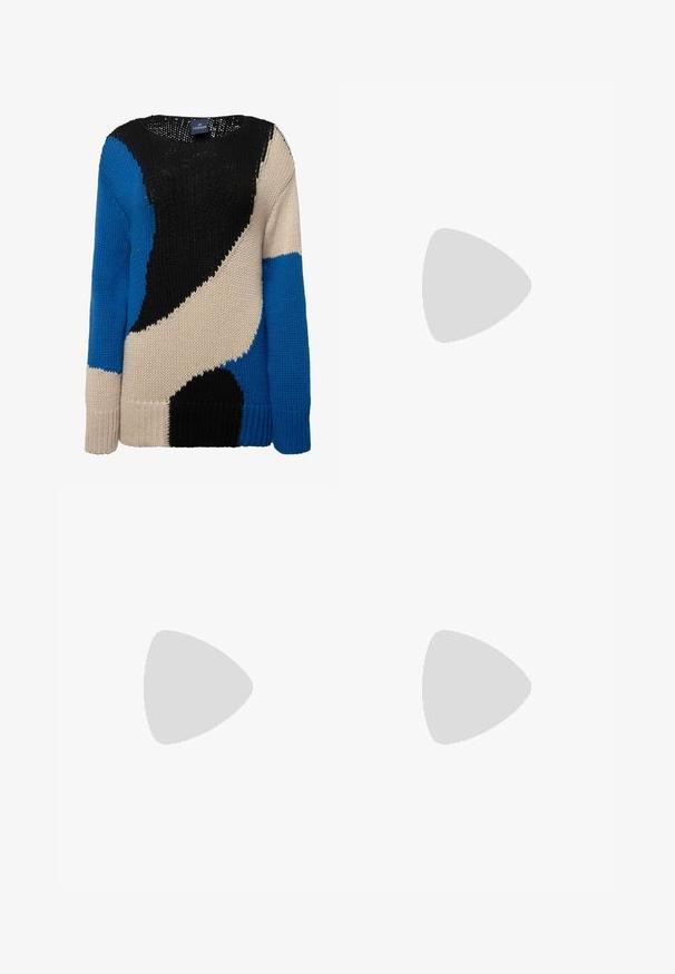 Strikket sweater med markante farvefelter i sort, blå og beige. Rund hals, lange ærmer og ribbede manchetter giver tekstur og varme.; Materiel DIAGONAL GATHERED SKIRT - Pencil skirt - golden hour; Brune læder knæhøje støvler med rund tå, chunky sort hæl og subtile syninger foran og bagpå.; Rektangulær crossbody-taske med justerbar mørkebrun rem, der har vævet teksturstof i rød, orange og brun gradient med lille logo.