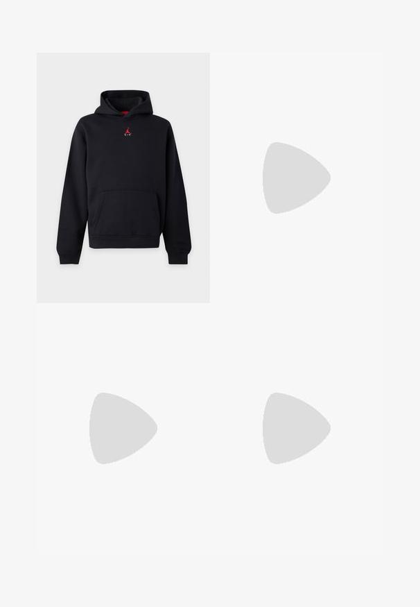 Zwarte capuchonsweater met voorzak en klein rood Jumpman-logo op de borst tegen een effen achtergrond.; Witte T-shirt met korte mouwen met grote zwarte patroon '06' en tekst 'TRUE', met een rode silhouet van een basketballer in het midden.; Zwarte rechte jeans met een knoop en rits aan de voorkant, vijf zakken ontwerp, weergegeven op een witte achtergrond.; Zwarte sportieve schoenen met een gestructureerd oppervlak, gladde accenten en een chunky zool, gecombineerd met donkere, loszittende cargo pants.