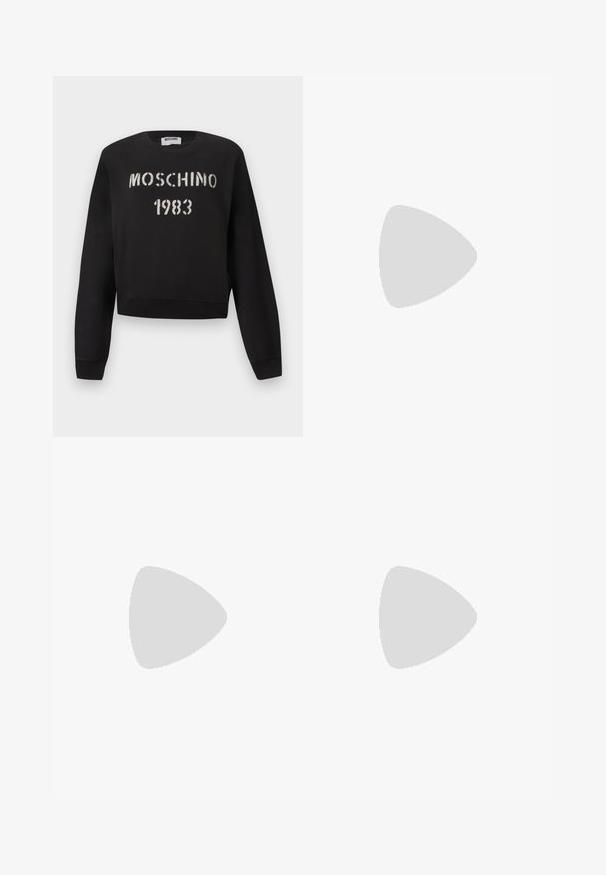 Sweatshirt Moschino noire avec poignets et ourlet côtelés, présentant un texte blanc au pochoir "MOSCHINO 1983" sur le devant.; T-shirt à manches courtes jaune clair avec le texte logo "MOSCHINO JEANS" en noir centré sur le devant, sur un fond uni.; Jean en denim bleu foncé avec jambes droites et patchs en forme de cœur usés sur les deux genoux.; Sandale noire à talons hauts avec des brides fines, une boucle à la cheville, une surface en cuir lisse et un talon aiguille élancé.
