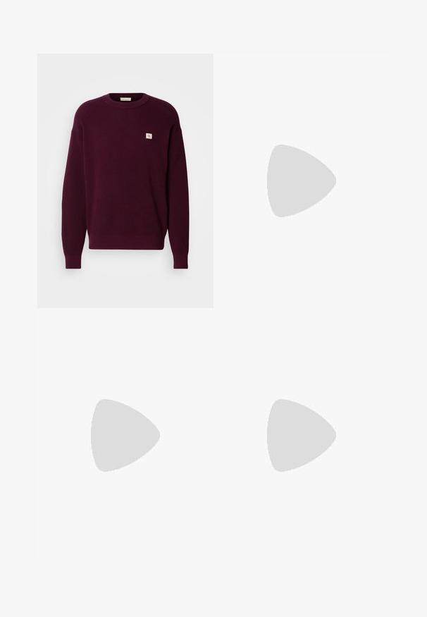 Bordeaux gebreide trui met een ribbelstructuur, ronde halslijn en een klein logo op de borst. Lange mouwen met ribgebreide manchetten.; Zwart katoenen T-shirt met een ronde hals en korte mouwen. Voorzien van een klein wit "Calvin Klein" logo op de voorkant. Glad oppervlak, klassieke pasvorm.; Donkerblauwe denim jeans met een wijdbeen ontwerp, voorzien van een knoopsluiting en klassieke vijf-pocket styling. De stof heeft een gladde textuur.; Zwarte leren sneaker met een gladde afwerking, ronde neus, tonale stiknaden, vetersluiting aan de voorkant en een vlakke rubberen zool. Lussje aan de hak.