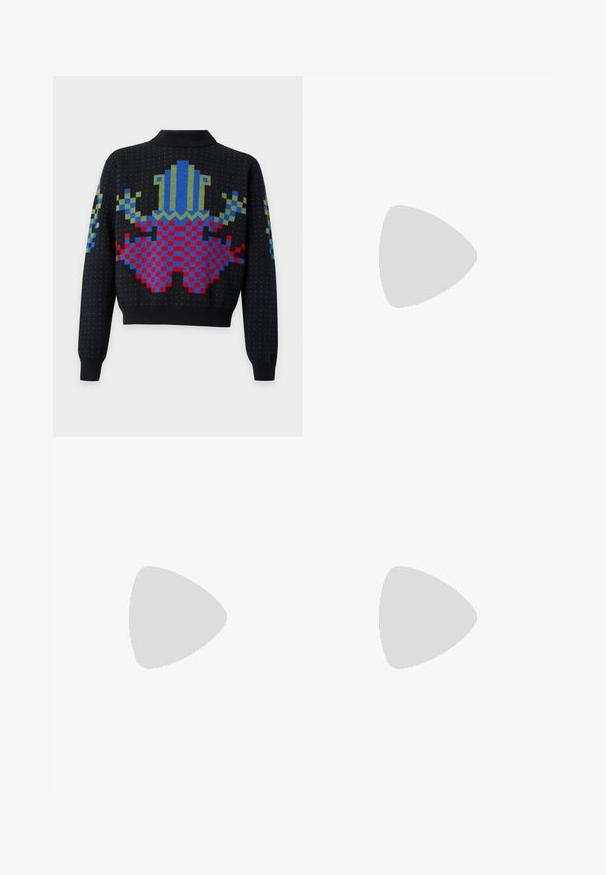 Pull noir à manches longues avec un design abstrait pixelisé en bleu, rouge et vert dans le dos et sur les manches.; T-shirt blanc à manches courtes avec un petit motif OVNI bleu et des rayons arc-en-ciel sur la partie gauche de la poitrine.; Jean bleu foncé à jambe droite avec bouton devant, fermeture éclair et design cinq poches sur un fond uni clair.; Baskets en daim rouge avec des lacets blancs, semelle en caoutchouc beige et logo doré sur le côté. Bout arrondi et design bas.