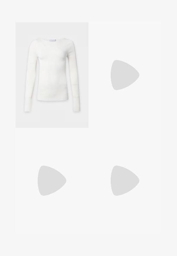 Hvid tætsiddende top med lange ærmer med ribbet tekstur og rund halsudskæring, vist på en ensartet lys baggrund.; Kortærmet cropped navy jakke med spids krave, frontknaplukning og to klaplommer med knapper.; Hvide denimbukser med lige ben-design, der har lukning med knap foran og en subtil tekstur. Inkluderer sidelommer og minimalt hardware.; Brune balletflade sko i stof med spids tå og glat tekstur, med lav hælkappe og tynd sort sål. Ingen synlige mønstre eller beslag.