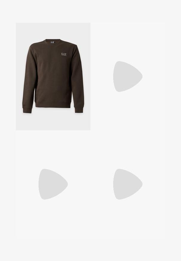 Sweat-shirt marron à manches longues avec col rond et un petit patch rectangulaire avec le logo EA7 Emporio Armani sur la partie supérieure gauche de la poitrine.; T-shirt blanc à manches courtes et col rond avec un graphisme abstrait noir et blanc présentant les lettres "A" et "X" entrelacées, centré sur la poitrine.; Pantalon de costume noir à jambes droites, passants pour ceinture et fermeture frontale dissimulée, présenté sur un fond blanc.; Baskets en cuir verni noir avec un bout arrondi, un laçage, une semelle en caoutchouc texturé et une finition lisse.