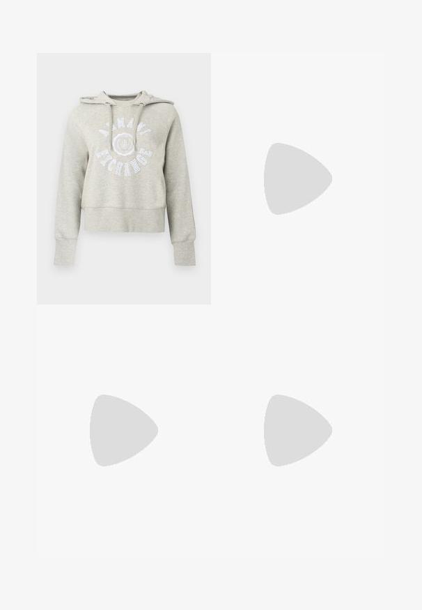 Lichtgrijze cropped hoodie met lange mouwen, vooraan trekkoorden en witte "Armani Exchange" tekst en embleem op de borst.; Lichtgrijs katoenen T-shirt met korte mouwen en ronde hals, met een zichtbaar zwart label in de kraag met de tekst "DENIM" en maat "S".; Zwarte slim-fit jeans met een voorste knoop, riemlussen en subtiele vervagingdetails langs de zijkanten en de voorkant van de bovenbenen.; Lichtbeige sneakers met een textuur van leer op het bovenwerk, getextureerde zijpanelen en een rubberen zool. Voorzien van een slank, gestroomlijnd ontwerp en platte veters.