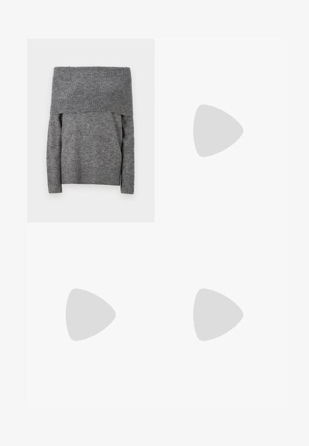 Pull gris dénudé sur les épaules avec une texture côtelée et un design uni. Présente des manches longues et un col large côtelé pour ajouter du détail.; Pantalons évasés en cuir noir avec une texture lisse, dotés d'une fermeture éclair avant et d'un bouton. Le design est ajusté au niveau des hanches, s'évasant au niveau de l'ourlet.; Escarpin noir en cuir avec un bout pointu et un talon bloc. Texture lisse, design minimaliste et bride de cheville réglable.; Petit sac à main noir brillant avec deux longues anses et des détails à cordon sur les côtés sur un fond clair uni.