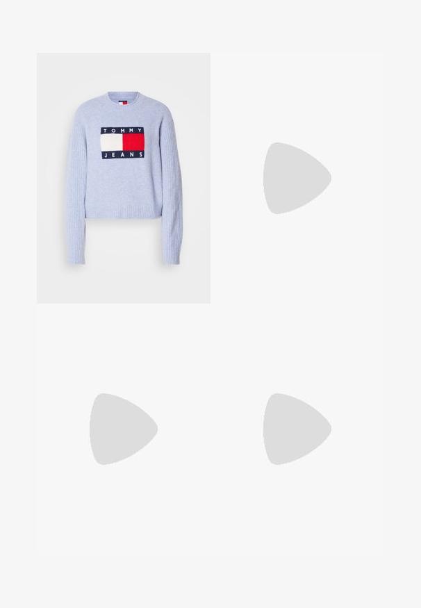 Vaaleansininen lyhyt neuletakki, joka on valmistettu pehmeästä kankaasta ja jossa on ribbireunat. Siinä on suorakulmainen logo punaisella, valkoisella ja laivastonsinisellä, jossa lukee "TOMMY JEANS."; Vaaleanpunainen pitkähiha shirt button-up, joka on valmistettu puuvillasta. Sen klassinen kaulus ja pieni brändilogo vasemmassa rinnassa.; Vaaleansiniset korkeavyötäröiset farkut, joissa on löysä leikkaus, suoralahkeiset, viisi taskua sekä klassinen nappi- ja vetoketjukiinnitys.; Musta nahkainen miesten loafer-kenkä, jossa on mokkatötteröommel, koristeellinen nauha, jossa kaksi kultanaulaa, ja matala pino korko neutraalilla taustalla.