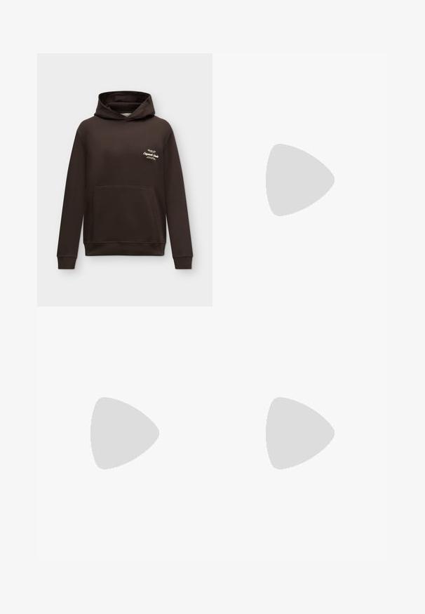 Dunkelbrauner Hoodie mit vorderer Kängurutasche und kleinem weißem Textlogo auf der linken Brust vor schlichtem hellem Hintergrund.; Schlichtes kurzärmeliges Baumwoll-T-Shirt in Taupe mit Rundhalsausschnitt und entspannter Passform, auf weißem Hintergrund dargestellt.; Dunkelblaue Denim-Hosen mit weitem Bein, Fünf-Taschen-Design und Knopfverschluss. Enthält Hardware in kupferfarbener Ausführung und eine subtile Textur.; Weiße Sneaker mit schwarz- und grau-aczenten, ausgestattet mit einer strukturierten grauen Zehenkappe, schwarzer Gummi-Sohle und flachen weißen Schnürsenkeln. Sauberes Design, minimalistische Stil.