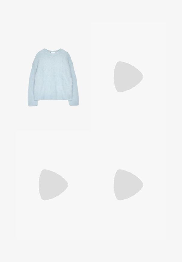 Hellblauer gestrickter Pullover aus weichem, flauschigem Material. Verfügt über einen runden Ausschnitt und lange Ärmel mit gerippten Bündchen und Saum.; Graue Jeans mit weitem Bein und hoher Taille, vorderen Taschen und Münztasche, mit kleinem, verteilt angeordnetem weißem Pünktchenmuster über den gesamten Stoff.; Schwarzer Sportschuh mit strukturiertem Mesh-Obermaterial, silbernen Akzenten, Fußgewölbeunterstützung und gepolsterter Sohle mit auffälligem segmentiertem Design.; Schwarze gestrickte Fäustlinge mit geriffelter Struktur, ausgestattet mit einem umklappbaren Bündchen und einem kleinen Etikett. Entworfen für Wärme und Komfort.