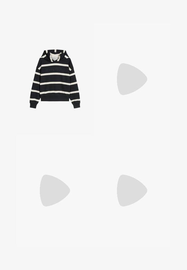 Marineblauwe hoodie met crèmekleurige horizontale strepen, voorzien van een trekkoordkap en geborduurde logo aan de voorkant. Gemaakt van zachte katoenmix.; Langarmshirt van katoen, met horizontale zwart-witte strepen, een hoge opstaande kraag en een losse pasvorm met zijsplitsen.; Wijd-zittende broek in donkerblauwe stof. Heeft een vlakke voorkant, riemlussen en zijzakken. Het materiaal is glad met een lichte stretch.; Zwarte leren enkelboots met een chunky platformzool en een rits aan de voorkant. Glad oppervlak met een minimalistisch ontwerp.