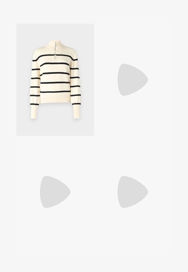 YAS YASSHANTI PULLOVER - Svetrík - birch/black; Uvoľnené modré riflové nohavice s stredným pásom, ktoré majú predné a zadné vrecká, oranžové švy a zapínanie na gombík.; Nohy v tmavých pásikavých legínach v kombinácii s čiernymi balerínkami s malými mašličkami na bielom pozadí.; Čierna obdĺžniková kabelka na rameno s jedným nastaviteľným remienkom a horným zipsom na jednofarebnom pozadí.