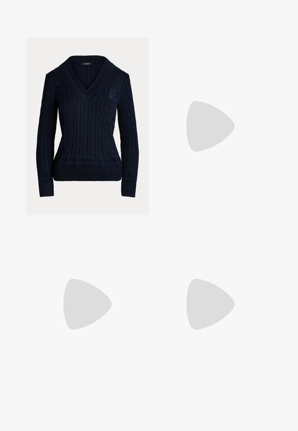 Marineblauer, kabelgestrickter Pullover mit V-Ausschnitt, langen Ärmeln, gerippten Bündchen und Saum sowie einem dezenten bestickten Logo auf der Brust.; Weißes Hemd mit dünnen vertikalen blauen Streifen, langen Ärmeln, spitzem Kragen und kleinem besticktem Logo auf der Brust.; Marineblaue Chinos aus Baumwollmischung mit schmal zulaufender Passform, flacher Vorderseite, Seitentaschen und einer einzelnen Gesäßtasche; mit kleinem goldfarbenem Logo.; Schwarzer Lederloafer mit grober profillierter Sohle, niedrigem Absatz und dekorativem Riemen über dem Vorderfuß.