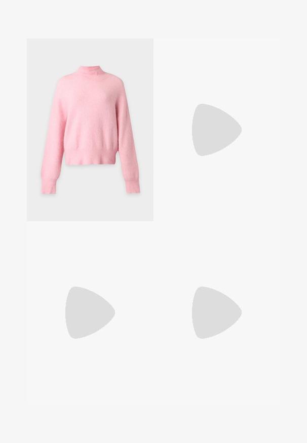 Pull doux rose clair à manches longues avec un col montant et des poignets et un ourlet côtelés, présenté sur un fond clair uni.; Jupe en laine grise avec une taille ajustée, forme évasée et texture lisse. Pas de poches ni de détails métalliques visibles.; Ballerines noires en cuir avec un bout pointu, une semelle plate et une petite sangle avec un détail de boucle en argent.; Sac à main en cuir beige en forme de croissant avec une seule bandoulière et des coutures minimalistes, posé sur un fond blanc uni.